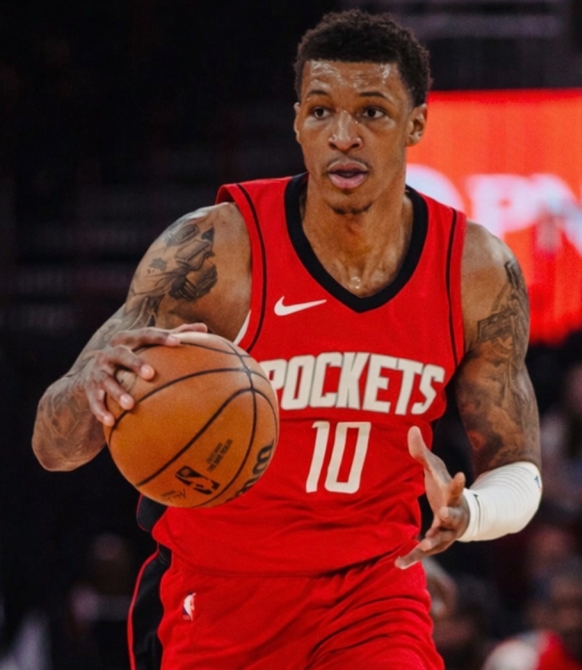 El alero de San Antonio, Keldon Johnson, respondió empujando a Cunningham, y luego Duren le señaló la cara con el dedo derecho.