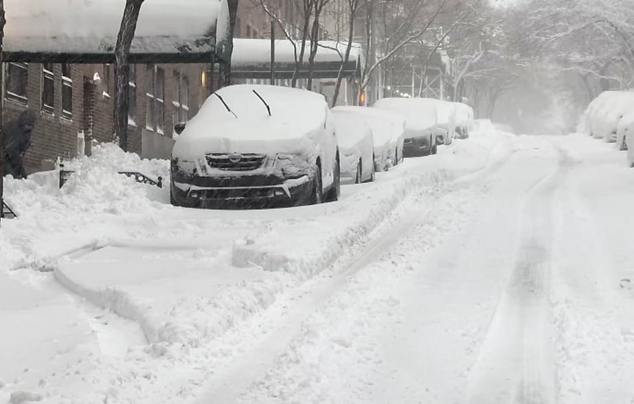 Alcalde levanta prohibición de circulación, pero Nueva York sigue paralizada por la nieve