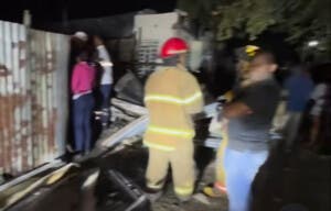 Dos hermanos fallecen calcinados tras incendio que destruyó su vivienda en Baní