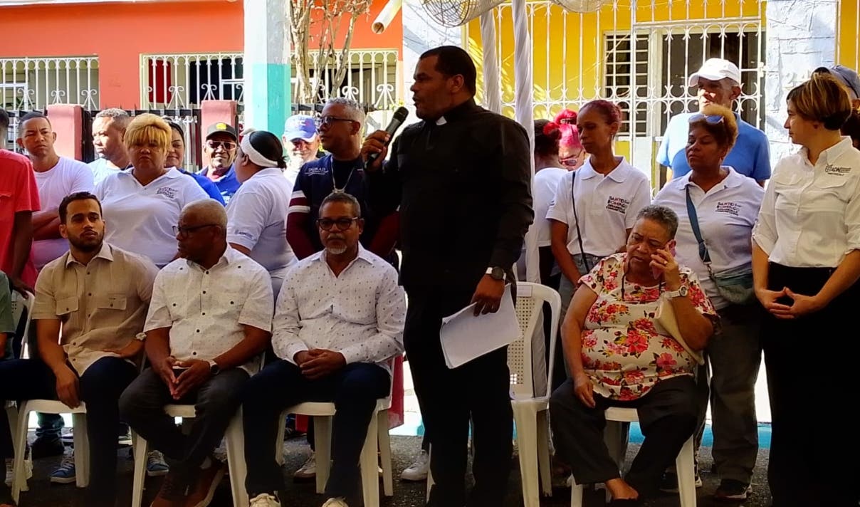 Entidades barriales acusan a funcionarios de ignorar por años sus demandas en Santo Domingo