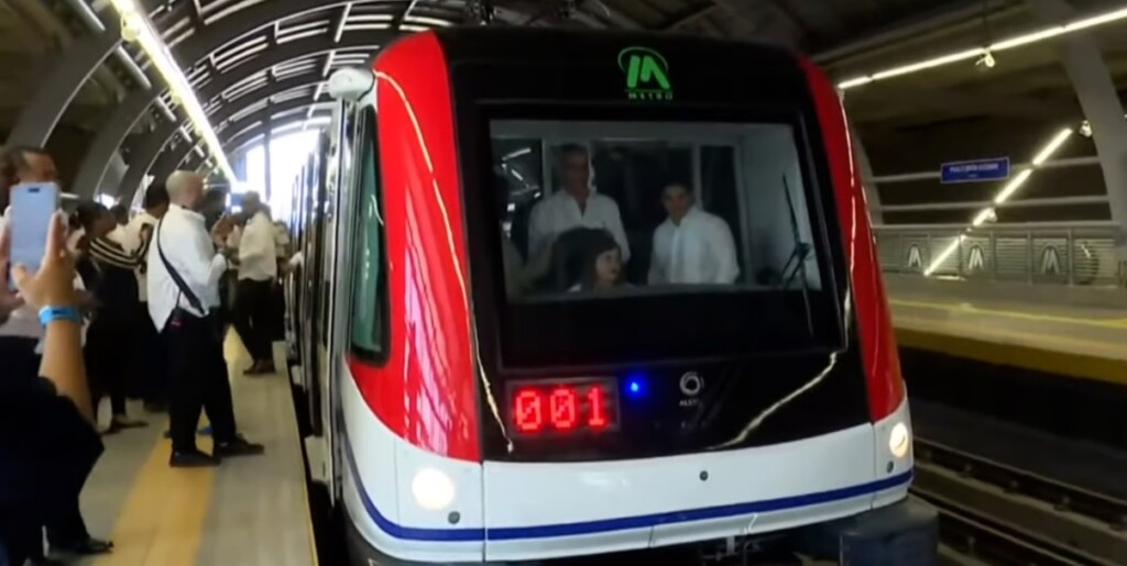 El presidente Luis Abinader durante la ceremonia de inaguración de la Línea 2-C del Metro de Los Alcarrizos realizada ayer.