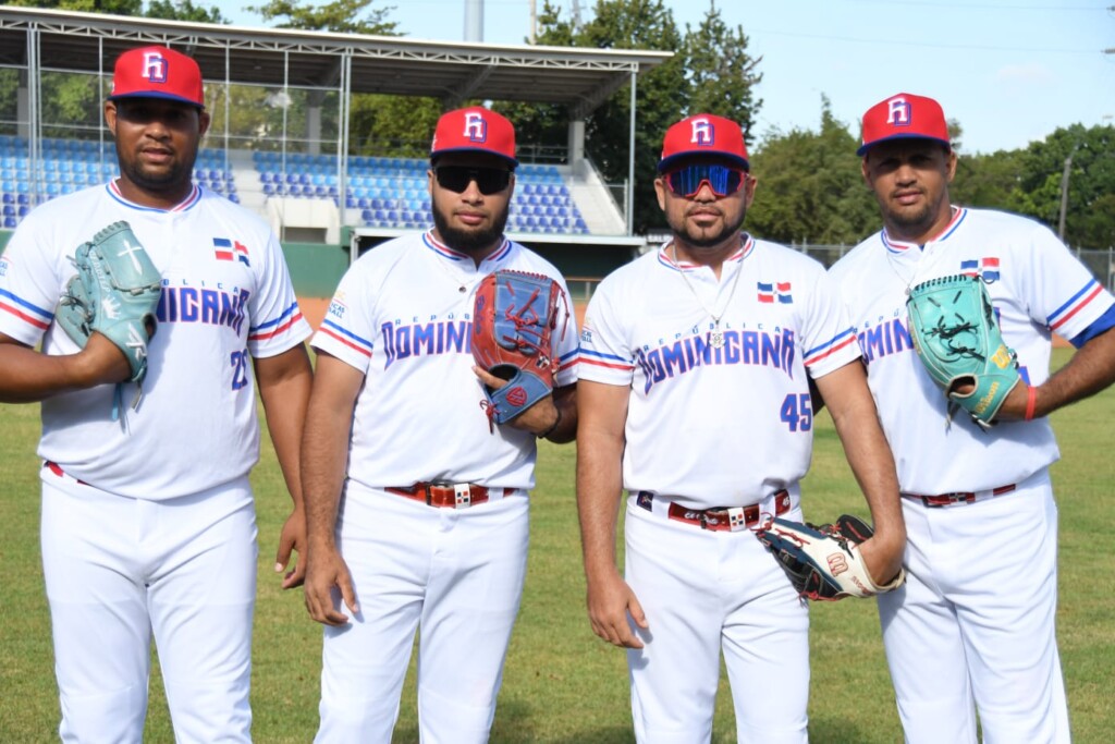 Los lanzadores Yan Carlos González Díaz (El Pinto), Jonni Javier Suriel Fernández, Luiyi Rosario Mena y Michael De Jesús Batistas Santos, del equipo nacional dominicano de softbol de mayores. (Prensa Fedosa/M. Avilamaría).