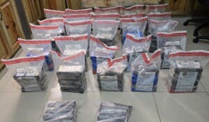 Detienen lancha con 136 paquetes de cocaína; apresan tres dominicanos