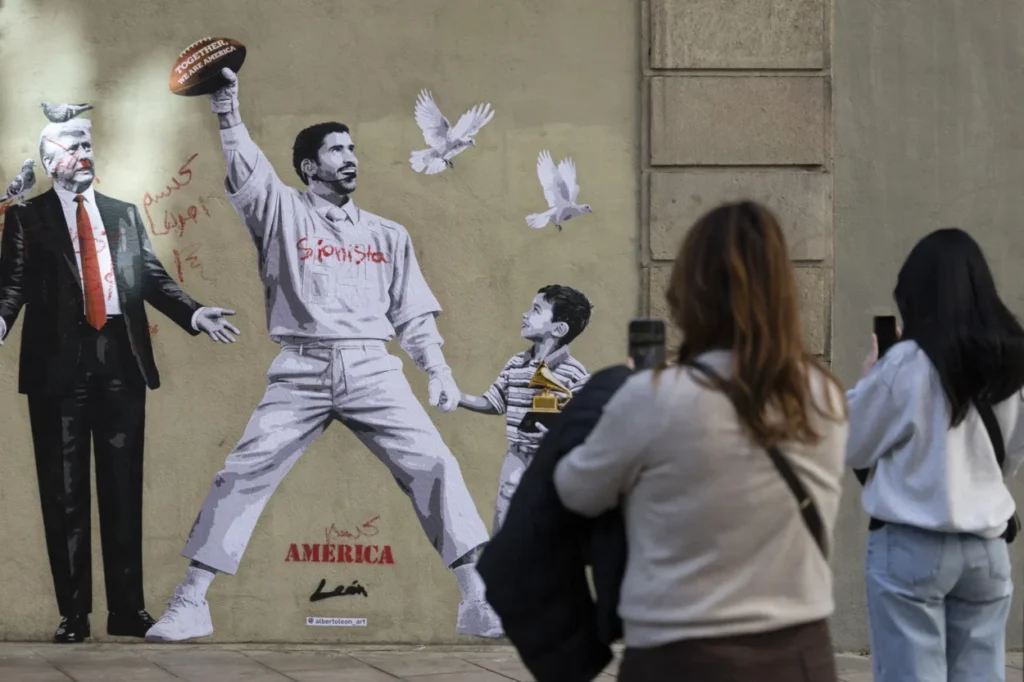 Un grafiti del artista Alberto León en  Barcelona, reivindica la paz frente a Donald Trump, con una imagen del cantante puertorriqueño Bad Bunny