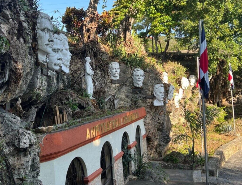 Esta hilera de rostros son las caras de algunos de los fundadores de la Trinitaria, en un momento ubicado en la Plaza Juan Pablo Duarte, en el municipio de Santo Domingo Este./Foto Jorge González