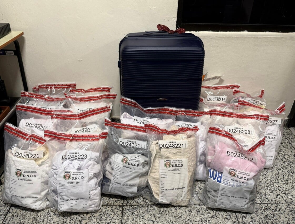 Inusual estrategia: ropa impregnada con cocaína en maleta de viajera