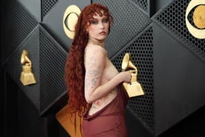 Transparencias, plumas y protesta marcan la alfombra roja de los Grammy