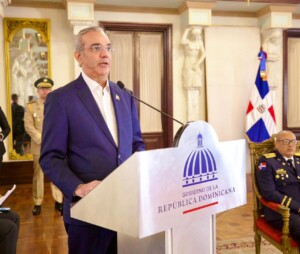 Abinader afirma República Dominicana “faro de paz” al reconocer 35 años de servicio en FF.AA. y PN