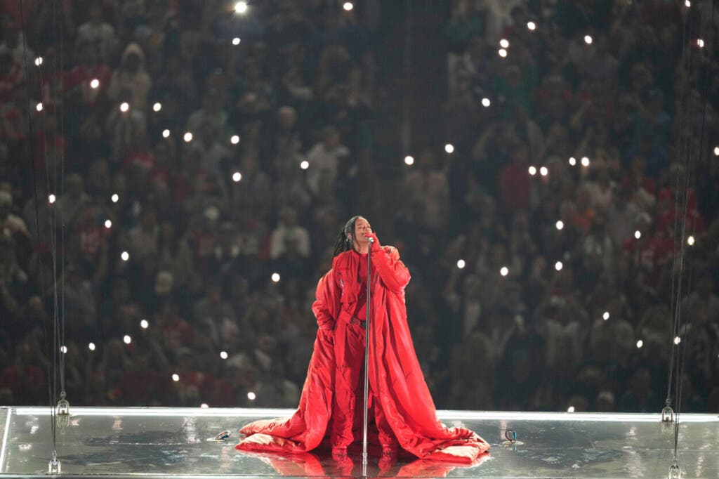ARCHIVO - Rihanna se presenta durante el espectáculo de medio tiempo del partido de fútbol americano Super Bowl 57 de la NFL entre los Kansas City Chiefs y los Philadelphia Eagles el 12 de febrero de 2023, en Glendale, Arizona. (Foto AP/Charlie Riedel, archivo)