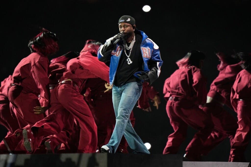 ARCHIVO - Kendrick Lamar actúa durante el medio tiempo del partido de fútbol americano Super Bowl 59 de la NFL entre los Kansas City Chiefs y los Philadelphia Eagles el 9 de febrero de 2025, en Nueva Orleans. (Foto AP/Frank Franklin II, archivo)