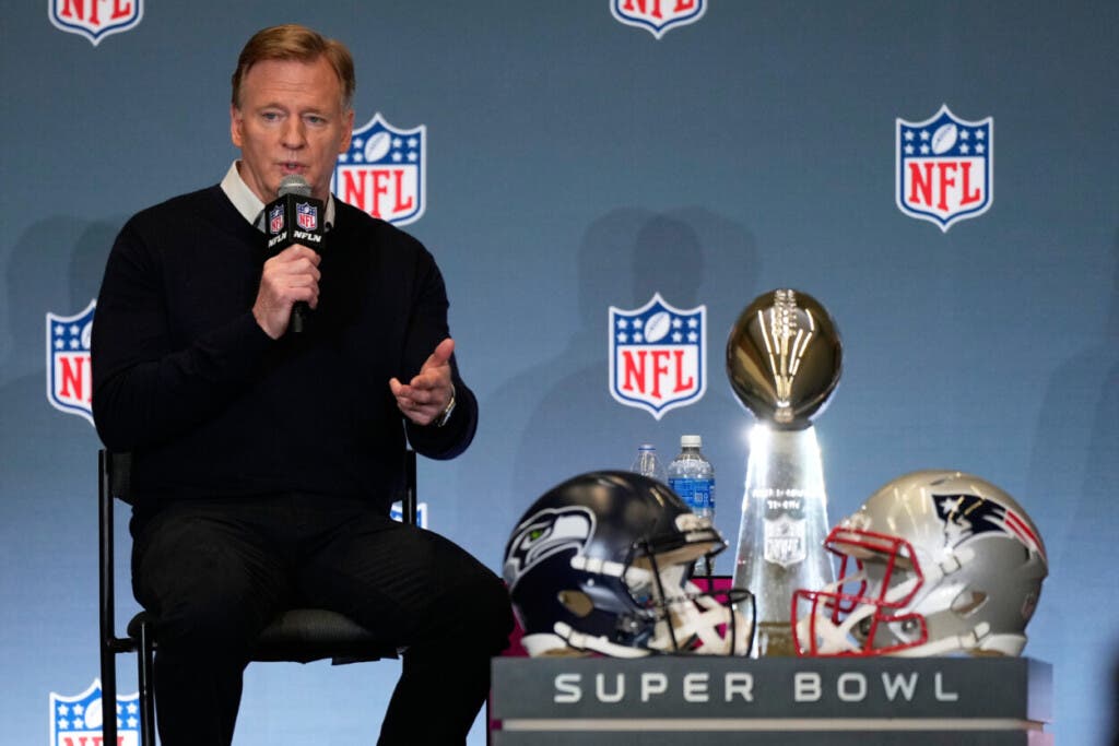 El comisionado de la NFL, Roger Goodell, habla durante su conferencia de prensa sobre el estado de la NFL antes del Super Bowl 60 entre los Seahawks de Seattle y los Patriots de Nueva Inglaterra, el lunes 2 de febrero de 2026 en San José, California. (Foto AP/Matt York)