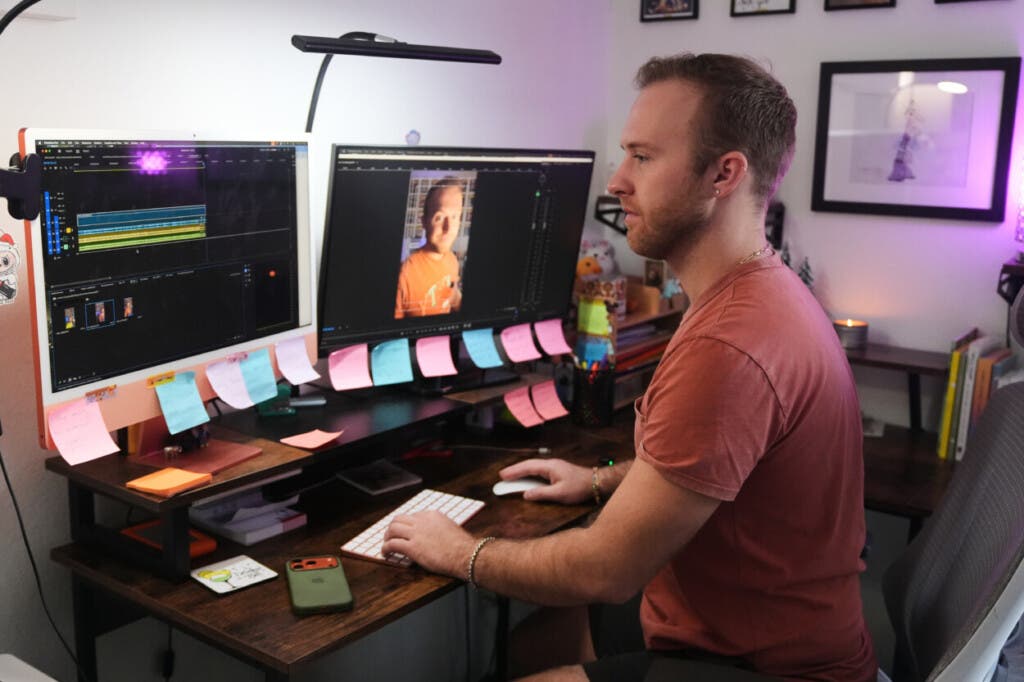 Niklaus Miller sentado frente a su computadora aprende las canciones de Bad Bunny en preparación para el espectáculo de medio tiempo del Super Bowl en su casa en la sección de Hollywood de Los Ángeles el viernes 16 de enero de 2026. (Foto AP/Damain Dovarganes)