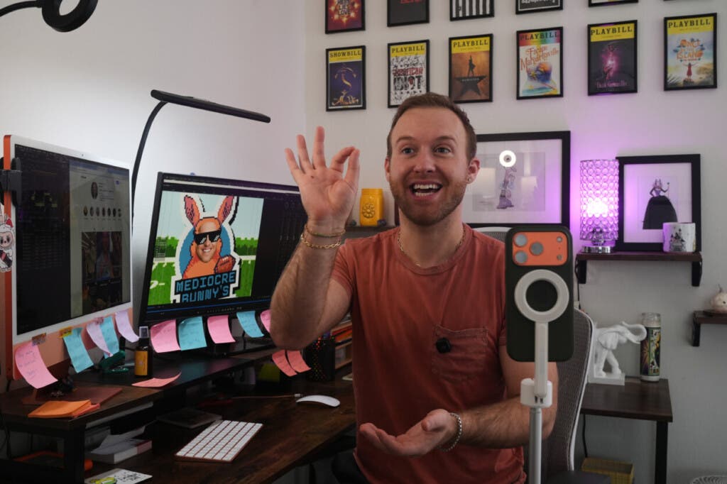 Niklaus Miller sentado frente a su computadora aprende las canciones de Bad Bunny en preparación para el espectáculo de medio tiempo del Super Bowl en su casa en la sección de Hollywood de Los Ángeles el viernes 16 de enero de 2026. (Foto AP/Damain Dovarganes)