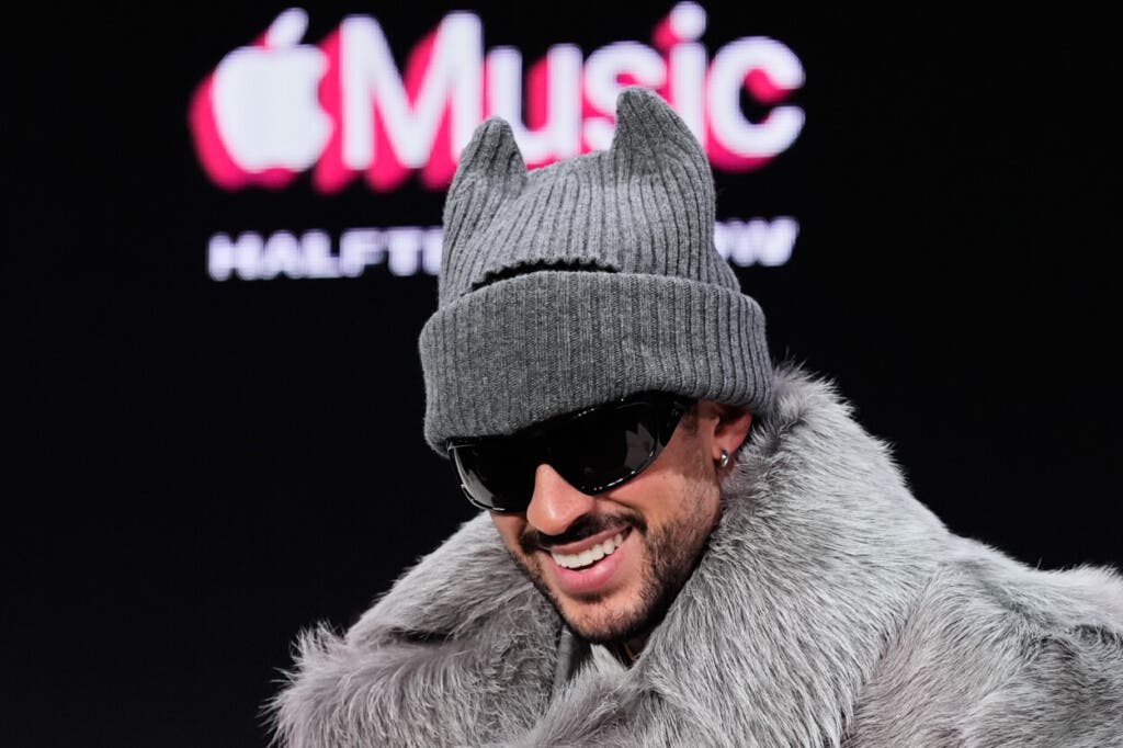 El artista del espectáculo de medio tiempo del Super Bowl LX de Apple Music, Bad Bunny, sonríe durante una conferencia de prensa, el jueves 5 de febrero de 2026, en San Francisco, previa al Super Bowl 60 de la NFL entre los Seahawks de Seattle y los Patriots de Nueva Inglaterra. (Foto AP/Godofredo A. Vásquez)