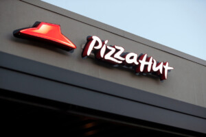 Matriz de Pizza Hut evalúa vender la cadena tras anunciar 250 cierres en EE.UU.