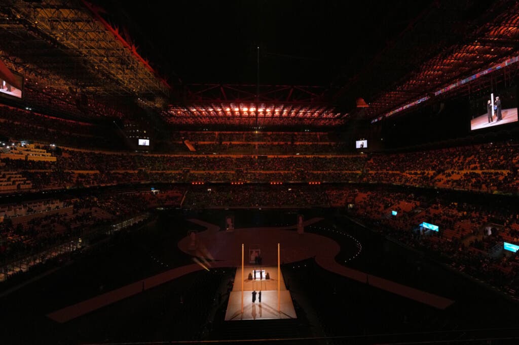 Espectadores observan un espectáculo previo a la ceremonia de apertura de los Juegos Olímpicos de Invierno de 2026, en el Estadio San Siro de Milán, Italia, el viernes 6 de febrero de 2026. (AP Photo/Carolyn Kaster)