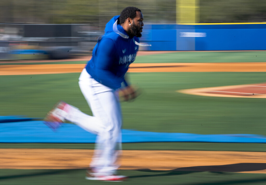 Vladimir Guerrero Jr., de los Toronto Blue Jays, corre hacia la primera base durante los entrenamientos de primavera de béisbol, el viernes 13 de febrero de 2026, en Dunedin, Florida. (Frank Gunn/The Canadian Press vía AP)