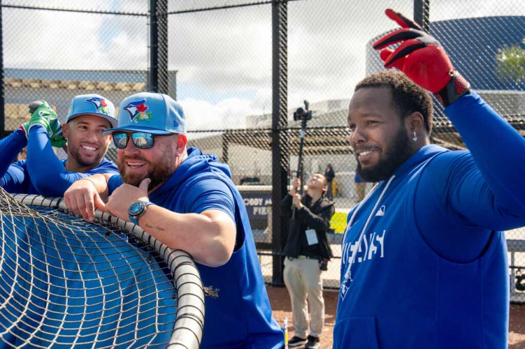 De izquierda a derecha, George Springer, el mánager John Schneider y Vladimir Guerrero Jr. de los Toronto Blue Jays celebran un jonrón durante la práctica de bateo durante los entrenamientos de primavera en Dunedin, Florida, el lunes 16 de febrero de 2026. (Frank Gunn/The Canadian Press vía AP)