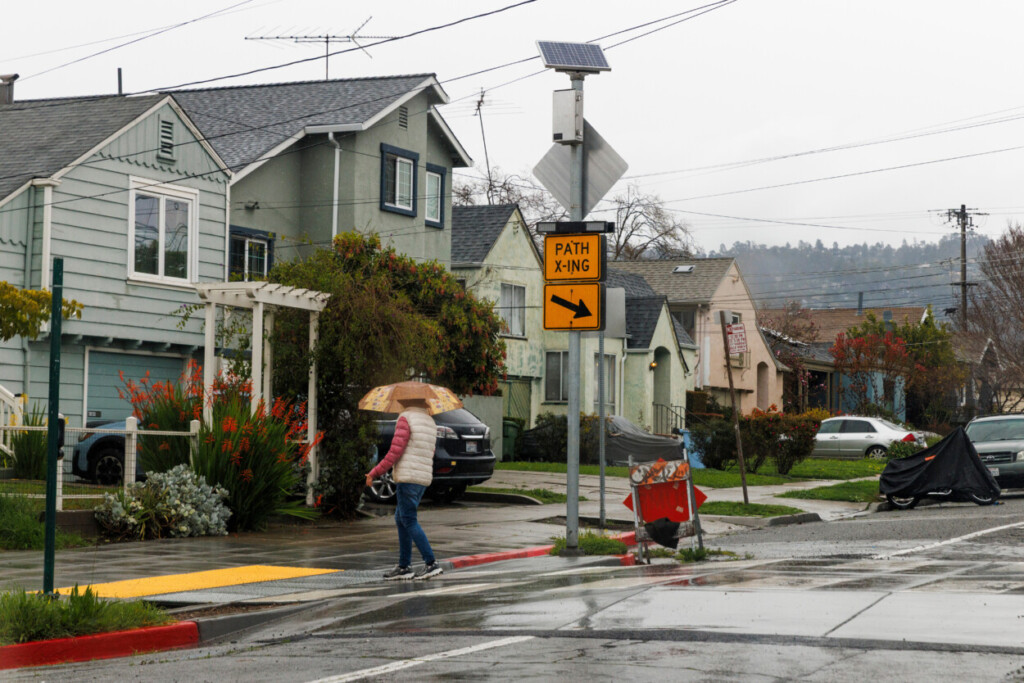 Una persona camina cerca de la estación BART de North Berkeley, en Berkeley, California, el lunes 16 de febrero de 2026. (Santiago Mejía/San Francisco Chronicle vía AP)