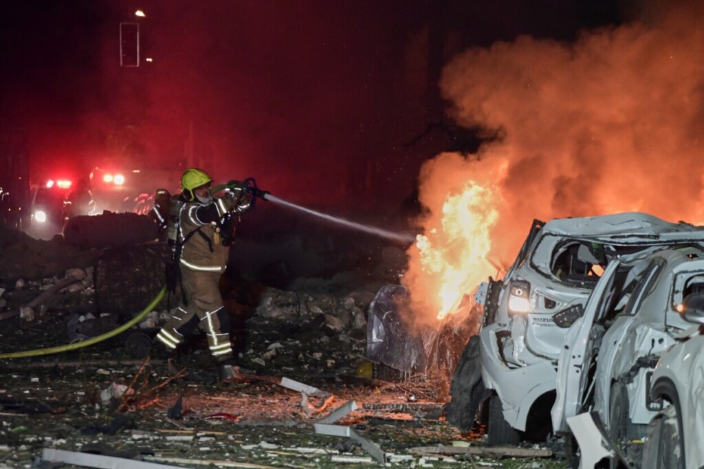 Un bombero intenta extinguir un automóvil en llamas en el lugar del impacto directo de un misil iraní en Tel Aviv, Israel, el sábado 28 de febrero de 2026. (Foto AP/Tomer Neuberg)