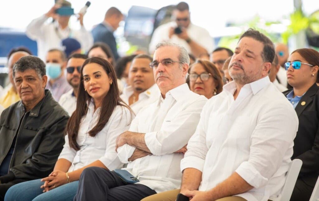 El presidente Luis Abinader en el acto de inicio de la transformación del vertedero de Duquesa en Santo Domingo, acompañado del ministro de Medio Ambiente, Paíno Henríquez; y los alcaldes de Santo Domingo Norte, Betty Gerónimo y Francisco Peña