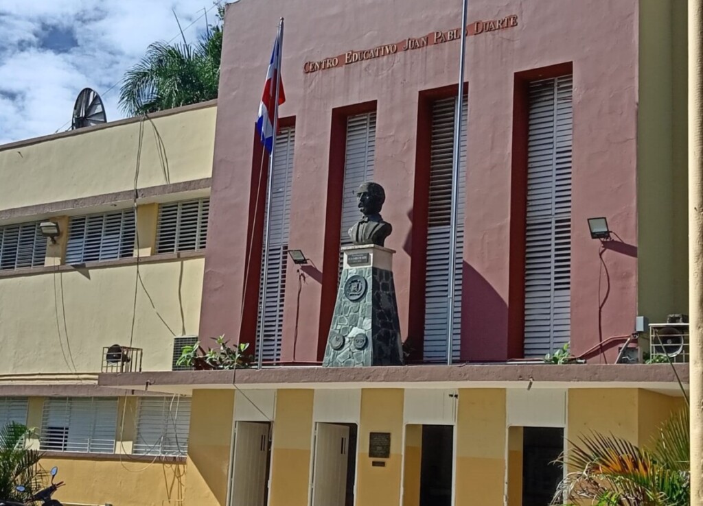 La Asociación Dominicana de Profesores exige sanciones luego del violento incidente en el liceo Juan Pablo Duarte donde un docente sufrió 7 suturas tras ataque con piedras y objetos por parte de dos estudiantes.