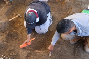 Arqueólogos trabajan en la búsqueda del cacique Enriquillo. Foto/Arleny Castillo, El Nacional.
