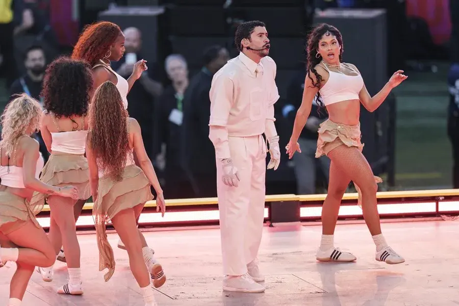 Republicanos piden multar y «encerrar» a Bad Bunny por el Super Bowl