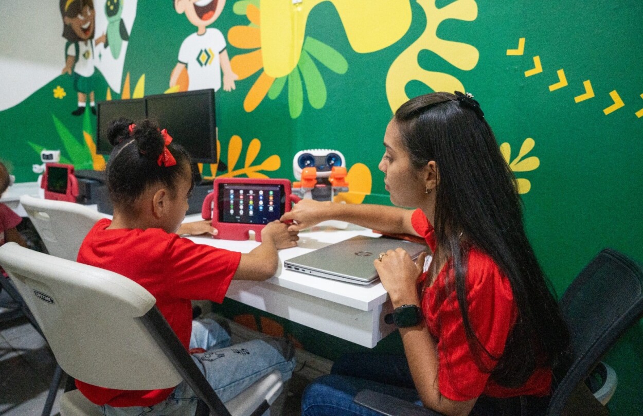 Banco Caribe dona Aula STEM a Acción Callejera en Santiago, impactando a más de 150 niños y adolescentes