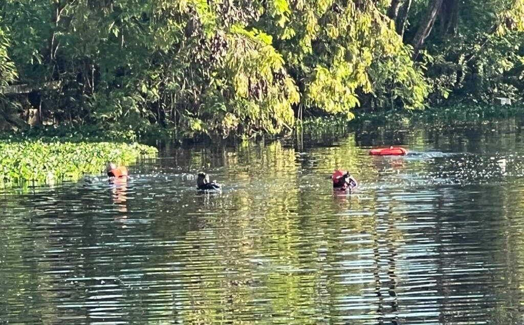 Buzos de la Defensa Civil reanudaron esta mañana la búsqueda del hombre que ayer cayó al río Isabela tras un accidente en el puento Jacinto Peynado./Foto Jorge González