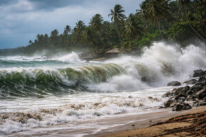 «Ciclón bomba» se desvanece en el Atlántico, pero deja oleaje peligroso en la costa norte