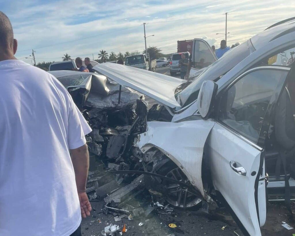 Condición en que quedó la yipeta que chocó en Baní