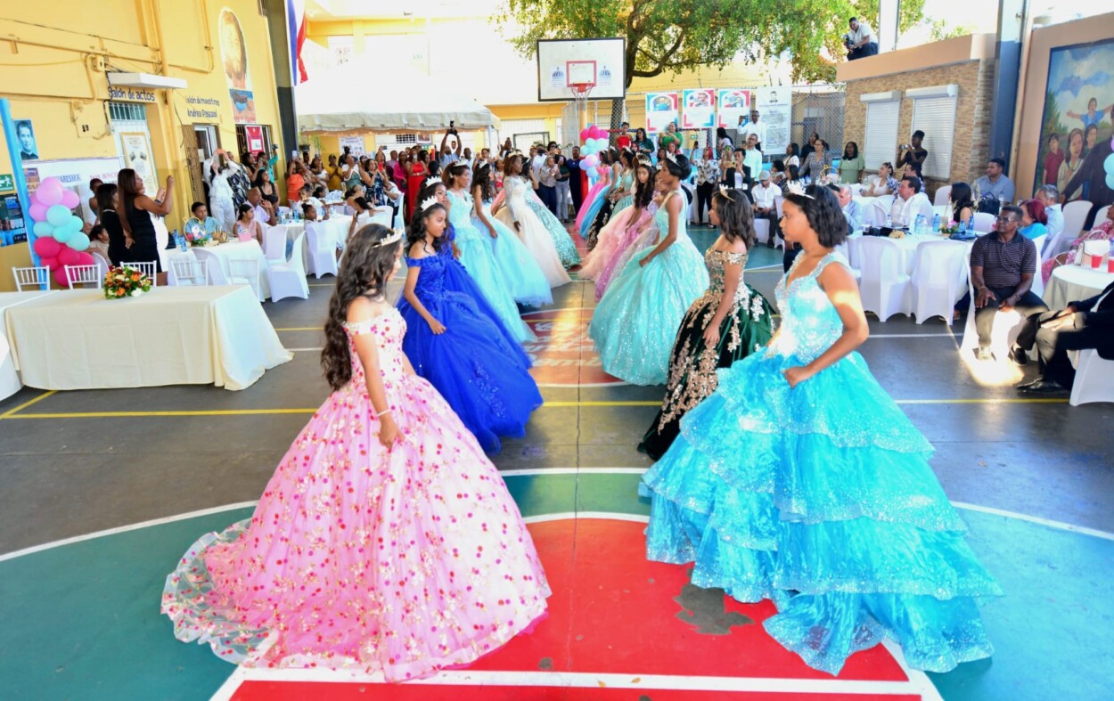 Cumpleaños mágico transforma la vida de 21 quinceañeras en sector vulnerable de Santo Domingo