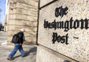 Dimite el director ejecutivo del Washington Post tras centenares de despidos