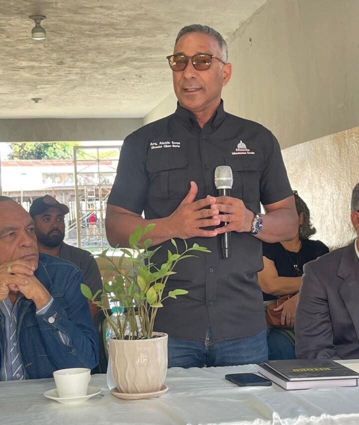 El arquitecto Alexis Sosa, encargado de infraestructura escolar de Educación en el cibao, cuando anunciaba la intervención y evaluación del centro educativo Isabel la Católica