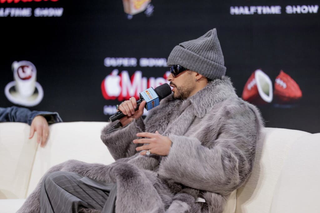 Bad Bunny habla durante la conferencia de prensa previa al Super Bowl LX y el espectáculo de medio tiempo de Apple Music en el Centro de Convenciones Moscone en San Francisco, California, EE. UU., el 05 de febrero de 2026. Los campeones de la AFC, los New England Patriots, se enfrentan a los campeones de la NFC, los Seattle Seahawks, en el Super Bowl LX en el Levi's Stadium en Santa Clara, California, EE. UU., el 08 de febrero de 2026. EFE/EPA/CHRIS TORRES