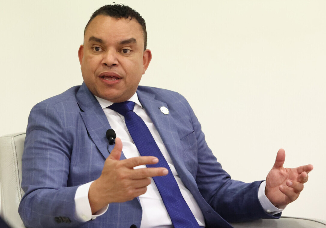 SNS admite déficit de RD$13 mil millones y advierte presión por accidentes de tránsito