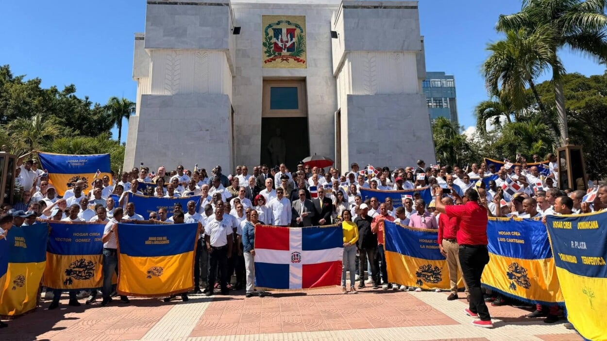 Hogar Crea celebra 51 aniversario con una caminata y ofrenda floral