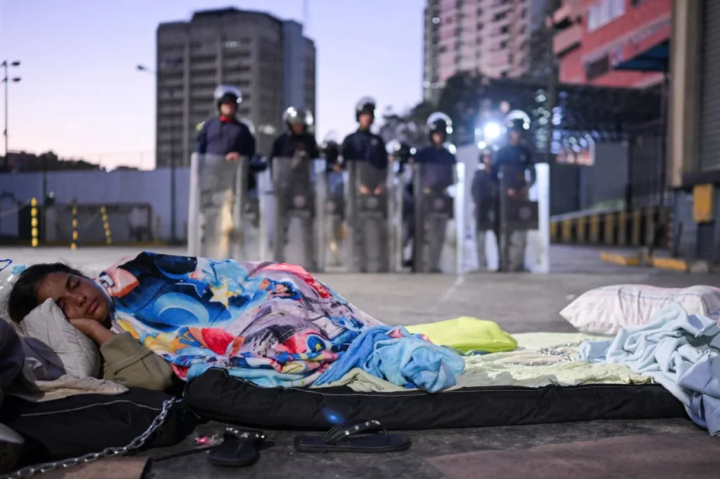 Grupo de familiares de presos políticos en Venezuela cumplien 24 horas en huelga de hambre fuera de un comando policial en Caracas