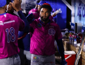 Tomateros de Culiacán remontan para vencer a Leones del Escogido en Serie del Caribe
