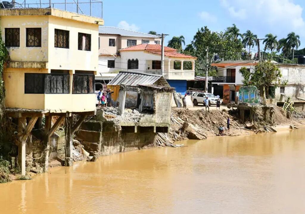 Gobierno apoya a familias afectadas por inundaciones en Sabaneta de Yásica y Gaspar Hernández