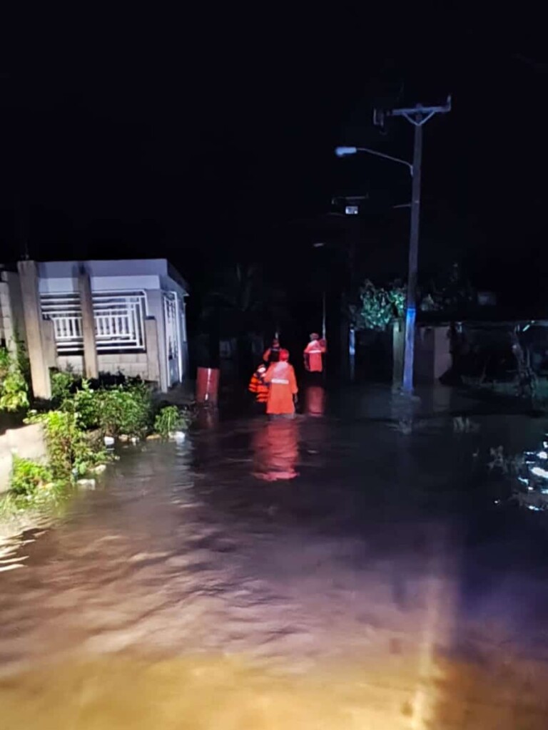 Las lluvias inundaron unas 78 viviendas en el sector El Barro en Nagua