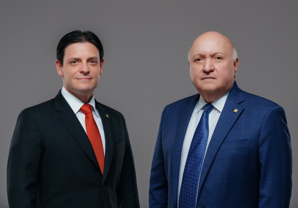 Actualmente, Grullón Hernández es miembro de los Consejos de Administración de Grupo Popular y del Banco Popular Dominicano, donde se desempeña como vicepresidente del Consejo y presidente del Comité de Tecnología.