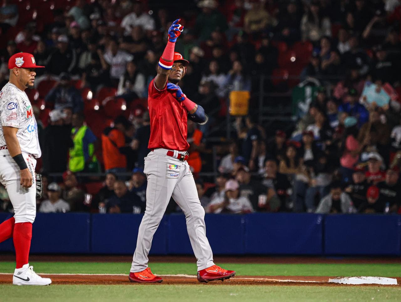 Junior Lake comanda primer triunfo del Escogido en Serie del Caribe 2026