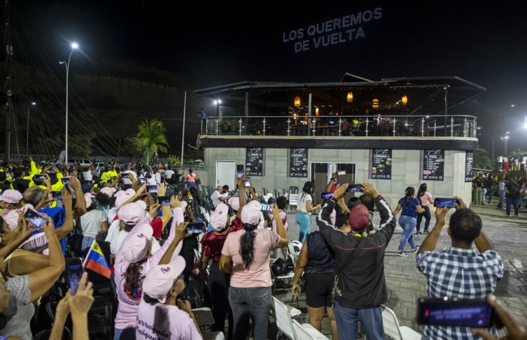 Con exhibición de drones, venezolanos piden la libertad de Nicolás Maduro y su esposa, Cilia Flores