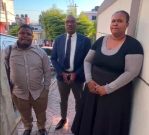 Se entregan padres acusados de quemar manos a niña de 10 años en Los Alcarrizos