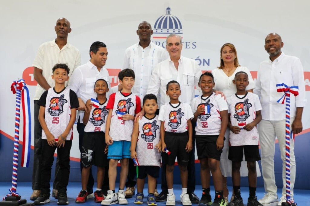 El presidente Luis Abinader junto a un grupo de niños tras encabezar la inauguración del techado multiuso del Club La Tribu, en el sector Quisqueya. Acompañan al presidente Abinader el ministro de Deportes, Kelvín Cruz y el señor Tito Horford, padre del NBA, Al Horford.