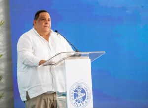 Alcalde de Azua se confunde y menciona a Leonel Fernández en acto oficial del Gobierno