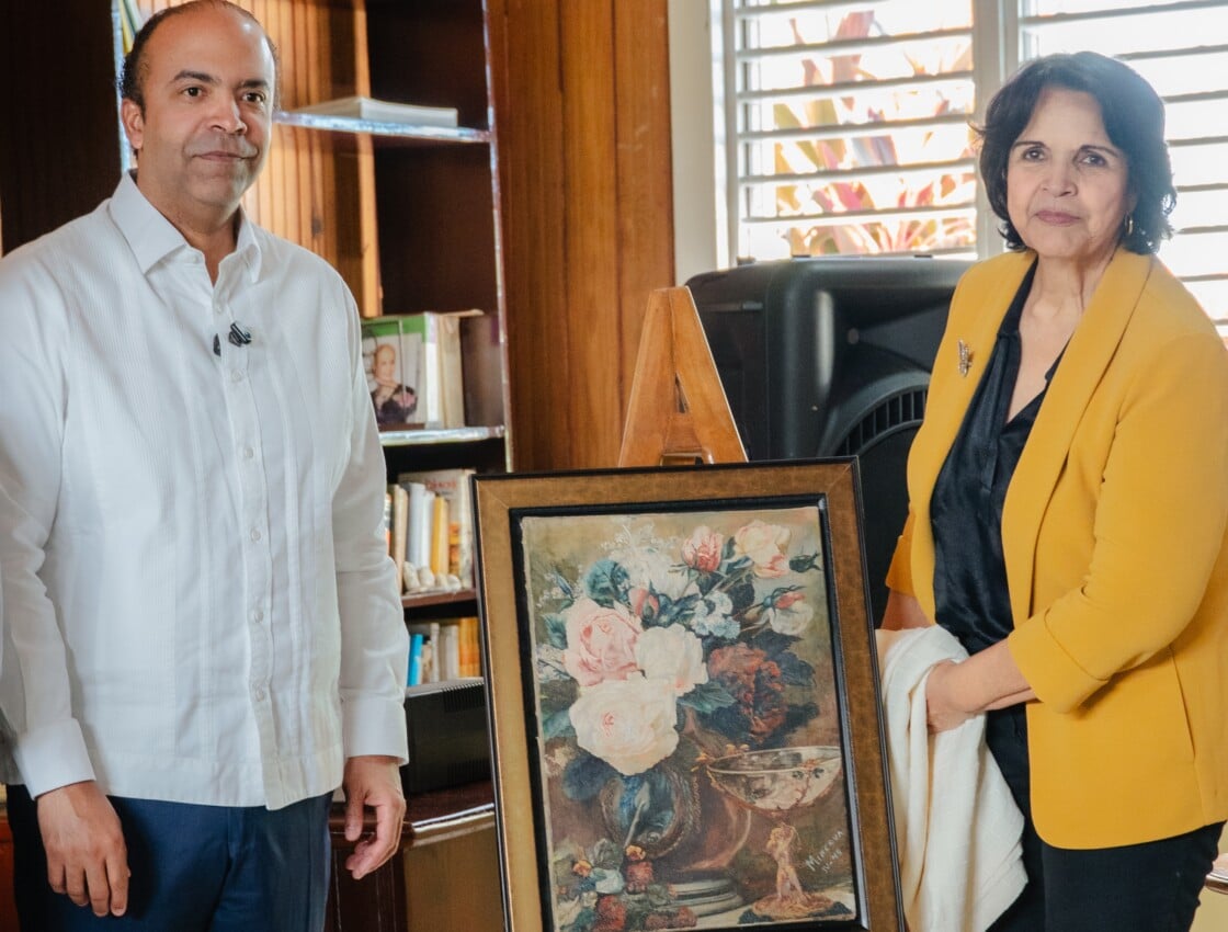 Samuel Pereyra dona histórica pintura de Minerva Mirabal al Museo Hermanas Mirabal