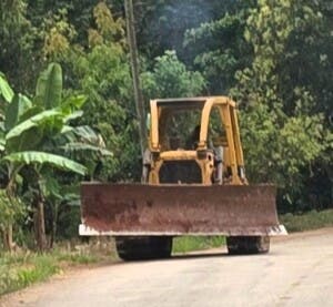 Protestan en Pedernales por daños a carretera tras paso de tractor de oruga